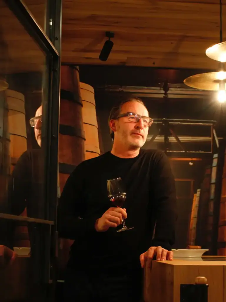 Karsten Stiefel, Geschäftsführer der metalbrand GmbH, mit einem Glas Wein im Weinraum